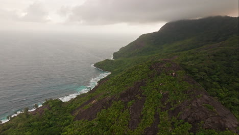 Toma-Aérea-De-Un-Drone-De-La-Pintoresca-Puesta-De-Sol-En-La-Isla-Mahè,-Seychelles