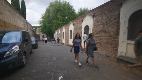 Punto-De-Vista-Inmersivo-En-Roma:-Moverse-Por-Calles-Concurridas-Hasta-Chiesa-Santi-Luca-E-Martina,-Italia,-Europa,-Caminar,-Tembloroso,-4k-|-Turistas-Cerca-De-La-Pared-De-Piedra