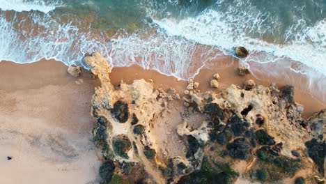 Erleben-Sie-Die-Ruhige-Schönheit-Der-Felsigen-Küste-Portugals-Aus-Der-Vogelperspektive