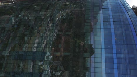 Luftaufnahme-Von-Reflektierenden-Bürohochhausfenstern-Im-Titanium-Park