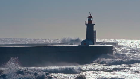 Portugals-Leuchtturm-Vorfeldpflaster-An-Der-Küste-Hält-Der-Unerbittlichen-Umarmung-Tosender-Wellen-Stand-–-Ein-Dynamisches-Spektakel,-Bei-Dem-Natur-Und-Architektur-In-Einer-Symphonie-Der-Stärke-Zusammenfließen