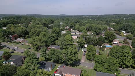 Drone-Over-Leesburg-Neighborhood,-Single-Family-Homes-Tilting-Up