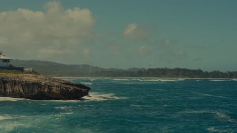 El-Hermoso-Océano-Pacífico-Azul-Con-Olas-Relajantes-Contra-Una-Península-Rocosa-Y-La-Costa-En-Honolulu,-Hawaii.