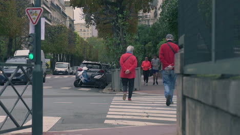 Älteres-Paar-überquert-Eine-Straße-In-Einem-Vorort