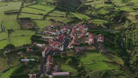 Seitliche-Schwenkaufnahme-Des-Dorfes-Mosteiro-Auf-Flores,-Azoren-–-Drohnenaufnahme