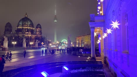 Berliner-Weihnachtszeit-Mit-Geschmückten-Straßen-Und-Blick-Auf-Den-Fernsehturm-Im-Winter