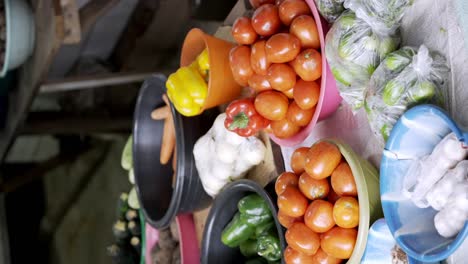 Vertikale-Ansicht-Von-Frischem-Obst-Und-Gemüse,-Das-Auf-Dem-Afrikanischen-Markt-Verkauft-Wird