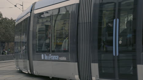 4K-Tramway-Streetcar-Passing-By,-Carrying-Passengers,-Porte-de-Vincennes,-Île-De-France