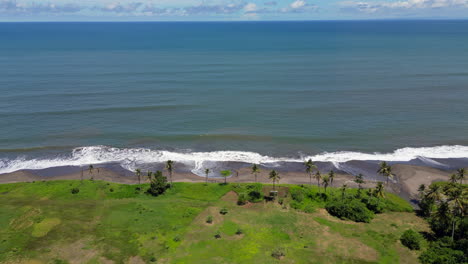 Playa-Desierta-En-Bali-Indonesia-Descenso-Lento