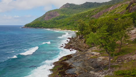 Luftdrohnenaufnahme-Der-Felsigen-Küste-Auf-Der-Silhouette-Insel-Auf-Den-Seychellen,-Indischer-Ozean