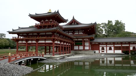 Static-Shot-Of-Distinctive-Phoenix-Hall-Garden,-Byodo-in-Buddhist-Temple,-Uji-City,-Japan