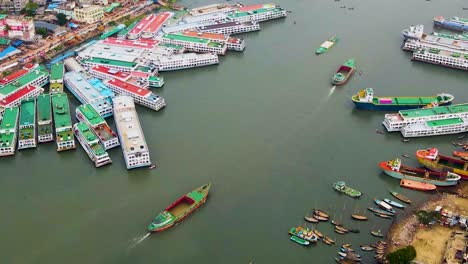 Vista-Aérea-De-Barcos-Y-Embarcaciones-Sobre-El-Astillero-A-Lo-Largo-Del-Río-Buriganga-En-El-Puerto-De-La-Ciudad-De-Dhaka,-Bangladesh