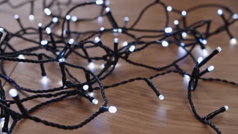Testen-Von-LED-Weihnachtsbaumlicht-Auf-Holzboden,-Nahaufnahme-4K