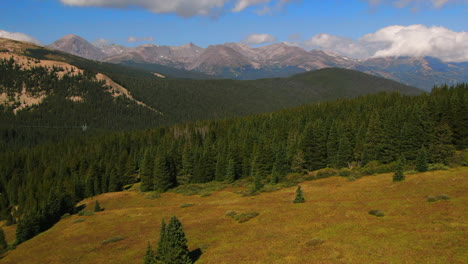 Farbenfrohe-Colorado-Kinofilm-Drohne-Im-Sommer,-Boreas-Pass,-Breckenridge-Gipfel,-Kreis,-Windig,-Grünes-Gras,-Dramatisch,-Unglaubliche-Landschaft,-Felsige-Berggipfel,-Tageslicht,-Rückwärts-Offenbaren-Bewegung