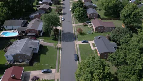 Drone-Volando-Sobre-El-Barrio-De-Leesburg,-Casas-Unifamiliares-Inclinadas-Hacia-La-Calle
