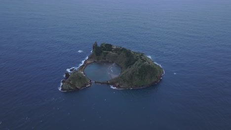 Luftaufnahme-Der-Berühmten-Insel-Vila-Franca-Do-Campo-In-Sao-Miguel-Auf-Den-Azoren
