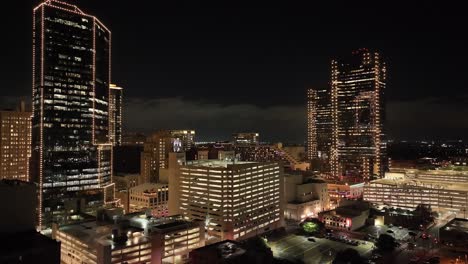 Fort-Worth,-Texas-Skyline-Por-La-Noche-Con-Video-De-Drones-Moviéndose-De-Cerca