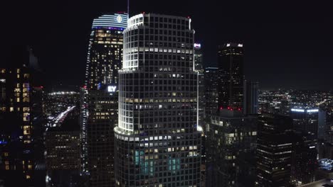 Los-Angeles-Ca-Usa,-Elevándose-Por-Encima-De-Torres-Y-Rascacielos-Por-La-Noche