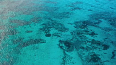 Filmische-Aufnahme-Eines-Farbenfrohen,-Türkisfarbenen-Ozeans