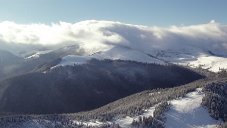 Schneegipfel-Steigen-Durch-Neblige-Wolkendecke-Auf,-Luftperspektive