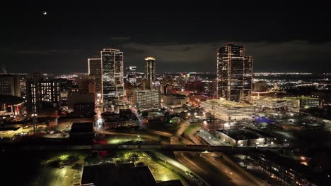 Fort-Worth,-Skyline-Von-Texas-Bei-Nacht-Mit-Drohnenvideo,-Das-Sich-Von-Rechts-Nach-Links-Bewegt,-Weitwinkelaufnahme