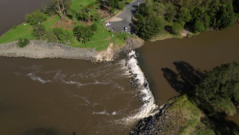Oxenford,-Gold-Coast,-4.-Januar-2024-–-Luftaufnahmen-Von-Rechts-Nach-Links-Des-Coomera-River-Und-Des-Damms-Mit-Zurückgehendem-Hochwasser-Der-Januarstürme