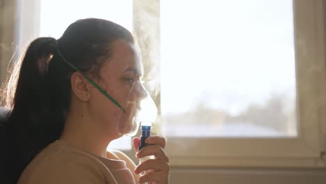 Kranke-Frau-Inhaliert-Nebel-Aus-Verneblermaske---Behandlung-Von-Atemwegserkrankungen