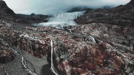 Schmelzender-Gletscher-Mit-Wasserfällen-In-Den-Italienischen-Alpen,-Luftpanoramalandschaft