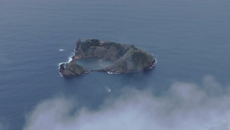 Luftaufnahme-Der-Insel-Vila-Franca-Do-Campo-Mit-Niedrigen-Wolken,-Azoren