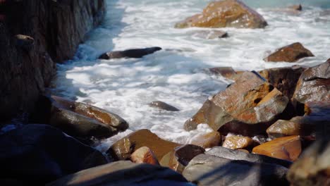 Ocean-Waves-Crashing-On-The-Rocks-In-The-Beach-In-Noosa-Heads,-Australia