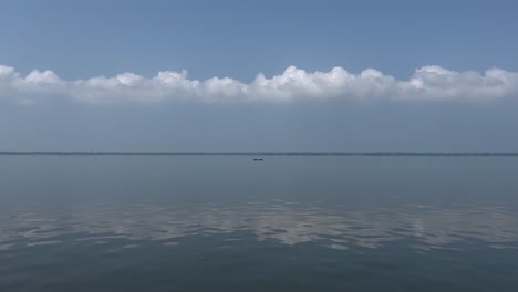 POV-Aufnahme:-Ein-Boot-Fährt-Mitten-Im-Wasser-Und-Es-Gibt-Kleine-Wellen-Im-Wasser,-Kinoaufnahme