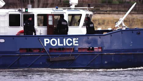 Polizeiboot,-Das-In-Französischen-Wasserkanälen-Eingesetzt-Wird,-Um-Jede-Art-Von-Kriminalität-Und-Gewalt-Zu-Bekämpfen