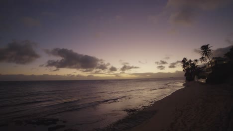Die-Untergehende-Sonne-An-Der-Küste-Von-Hawaii,-USA,-Mit-Rosafarbenem-Himmel-Und-Spiegelungen-Auf-Dem-Meer