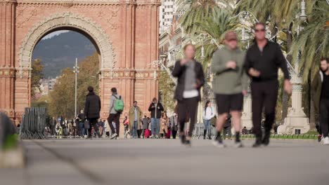 Arc-de-Triomf-and-crowd-of-tourists-in-slow-motion,-sunny-warm-day