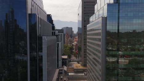 Vuelo-Aéreo-Entre-Edificios-De-Oficinas-En-El-Distrito-Financiero-De-Santiago,-Chile.