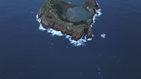 Flug-über-Die-Insel-Ilhéu-De-Vila-Franca-Do-Campo-An-Einem-Bewölkten-Tag-Auf-Den-Azoren,-Luftaufnahme