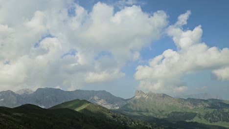 Lapso-De-Tiempo-De-Nubes-Blancas-Pasando-Por-Los-Dolomitas-Italianos,-Proyectando-Sombras-Sobre-Las-Colinas-De-Abajo