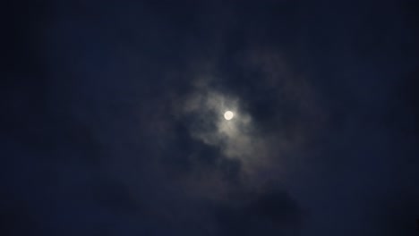Unter-Dem-Sanften-Schein-Des-Mondlichts-Entfaltet-Sich-Die-Nacht-Im-Tanz-Aus-Schatten-Und-Wolken
