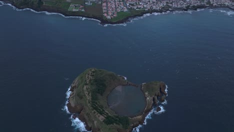 Enthüllungsaufnahme-Der-Insel-Vila-Franca-Do-Campo-Mit-Der-Stadt-Vila-Franca-Do-Campo-Im-Hintergrund,-Luftaufnahme