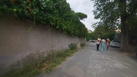 Punto-De-Vista-Inmersivo-En-Roma:-Moverse-Por-Calles-Concurridas-Hasta-Chiesa-Santi-Luca-E-Martina,-Italia,-Europa,-Caminar,-Tembloroso,-4k-|-Familia-Caminando-Por-Un-Camino-Vacío