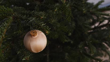 Hängende-Goldene-Weihnachtsblase-Am-Grünen-Baum