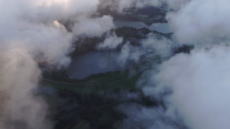 Seitlich-Schwenkende-Drohnenaufnahme-Der-Lagoa-Das-Sete-Cidades-Bei-Sonnenuntergang,-Luftaufnahme