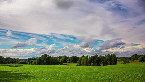 Sich-Bewegende-Wolken-In-Wunderbarer-Natur,-Perfekte-Grüne-Landschaft,-Ländliches-Feld-Im-Zeitraffer