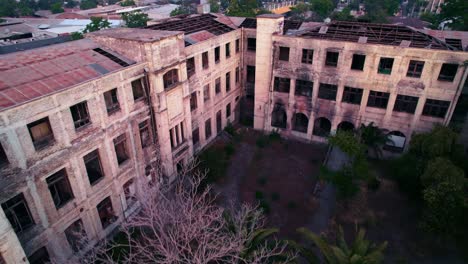 Vista-Aérea-Del-Edificio-Abandonado-De-La-Ex-Maternidad-Del-Hospital-De-Barros-Luco,-Santiago-De-Chile
