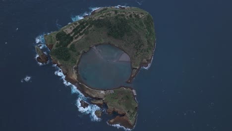 Famous-Ilhéu-de-Vila-Franca-do-Campo-small-island-at-Azores,-aerial