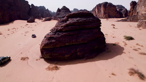 Coches-Todoterreno-Navegando-Por-El-Desierto-Del-Sahara-A-Través-De-Formaciones-Rocosas.