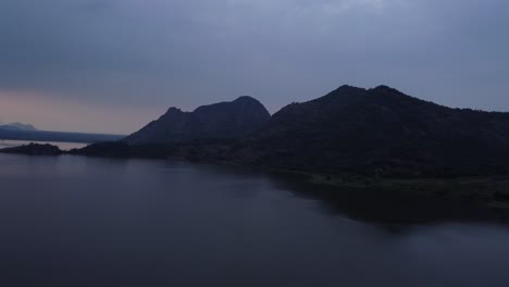 Malerische-Drohnenaufnahme-Des-Palar-Staudamm-Reservoirs-Bei-Sonnenuntergang-Unter-Bewölktem-Himmel,-Tamil-Nadu,-Indien