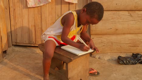 Concepto-De-Aprendizaje-De-Educación-Escolar-En-África:-Niño-Que-Estudia-Solo-Haciendo-Los-Deberes-En-Una-Remota-Aldea-Africana-Pobre