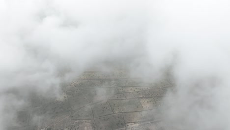 Toma-Aérea-Nublada-De-Tharparkar-En-Pakistán