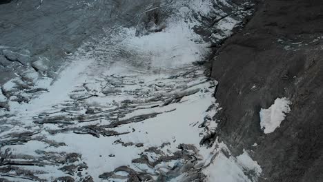 Luftüberflug-über-Den-Gletscher-De-Vouasson-In-Der-Nähe-Von-Arolla-Im-Wallis,-Schweiz-Mit-Schwenkblick-Von-Den-Gletscherspalten-Bis-Zu-Den-Leuchtenden-Berggipfeln